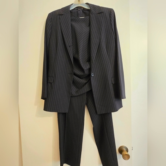 Tahari 3 piece set. - Picture 5 of 6